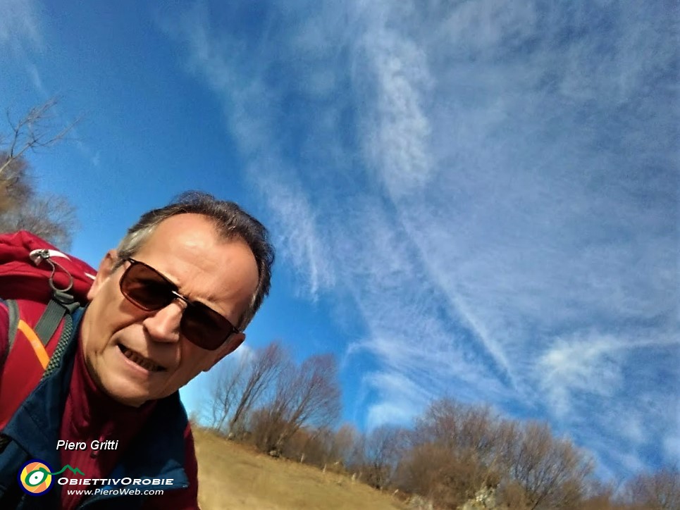 35 Selfie con belle nuvolette bianche da sfondo in cielo.jpg